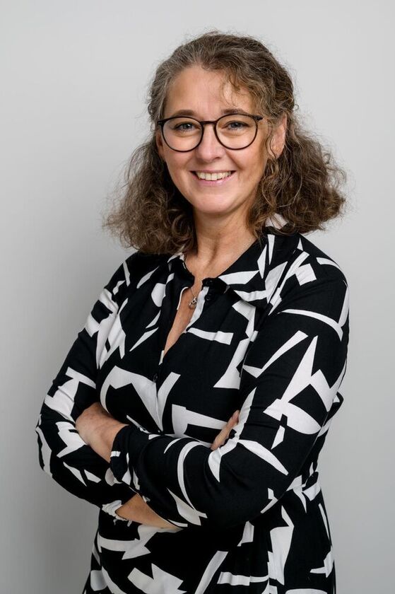 Sparkassenfachwirtin Elke Bärmann von der SPD will den amtierenden Bürgermeister ablösen.